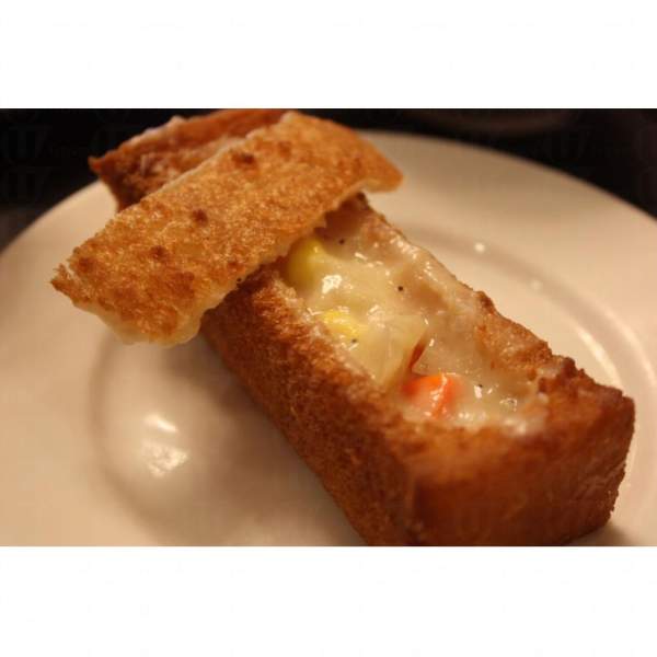 國宴風味餐中有小吃棺材板,多士外層既香又脆。 台南