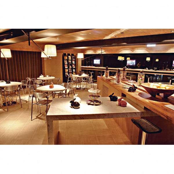 H.Q. Lounge 24小時開放,坐在這裏免費喝喝咖啡、看看報紙。 台北