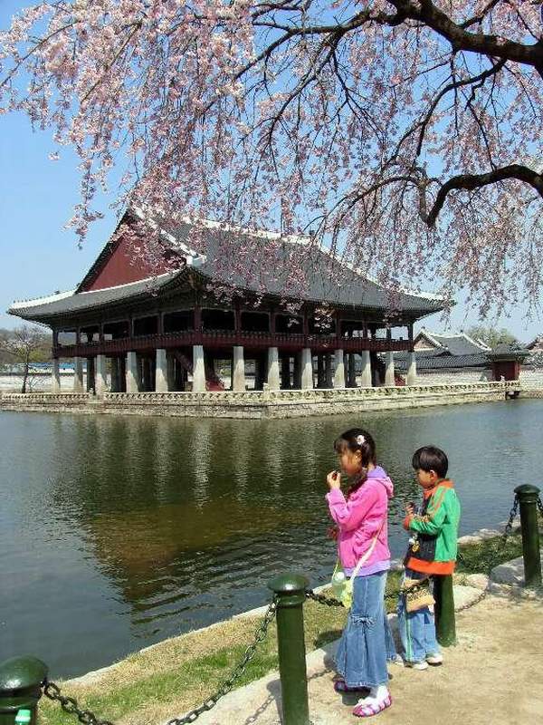 建於 1395 年的景福宮,是李氏朝鮮最大和最主要的皇宮。 首爾