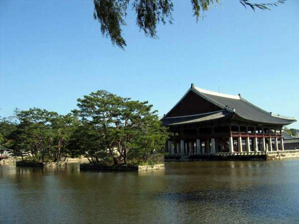 慶會樓的美,在於其巨大樓閣仿似漂浮在池上。 首爾