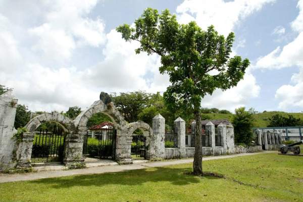 西班牙廣場(Plaza de Espana)曾是舊時西班牙總督官邸的所在地,有花園等建築物。 關島