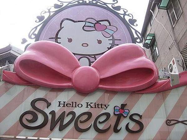 門外粉紅色 Hello Kitty 大頭,各位 Kitty fans 一定不會找不到這家店。(相片來源:Lydia Chan) 台北