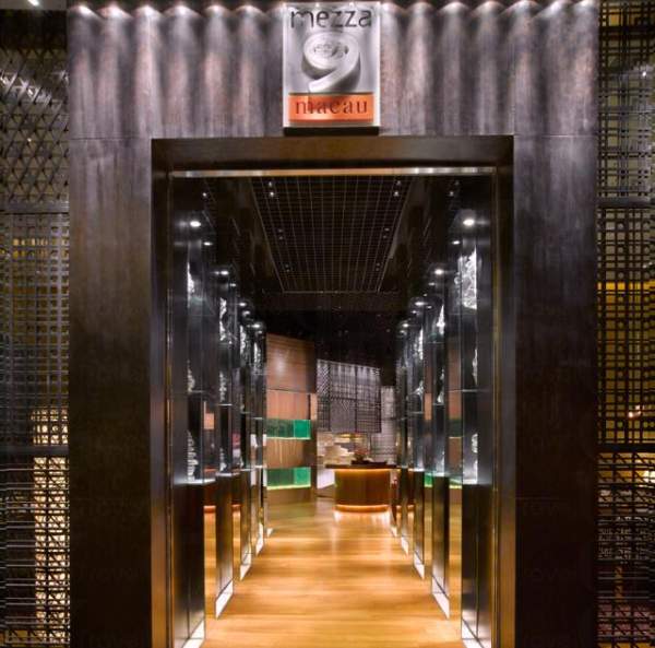 mezza9 Macau 門外裝修以天然物料如岩石和金屬為主,有別於一般餐廳,走自然主義風格。(相片來源:新濠天地官方網站) 澳門