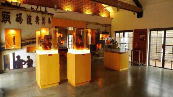 古蹟館展出新石器時代晚期的馬灣人骨復原像和各種馬灣出土文物。 香港