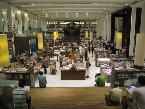 遠百誠品店空間闊落,加上柔和的光線,營造一個舒適的閱讀環境。 高雄