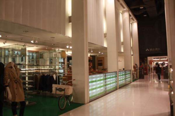 書店內其他部份亦以白色作主打顏色,更具空間感。 高雄