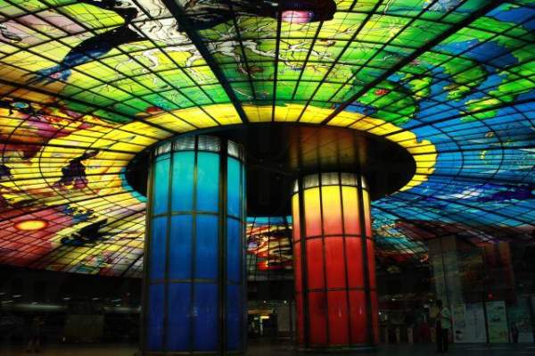 光之穹頂內中間的兩大圓柱,紅代表陽、藍代表陰,形容陰陽相融、交會成整個世界。<br /> 高雄