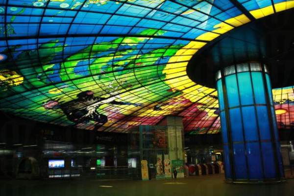 穹頂藍與綠的結合,展現大地宇宙的面貌。<br /><br /> 高雄