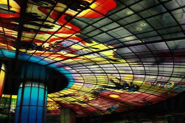 光之穹頂內的紅色,像從火團中飛向天際的鳳凰,象徵浴火重生的勇氣。<br /> 高雄