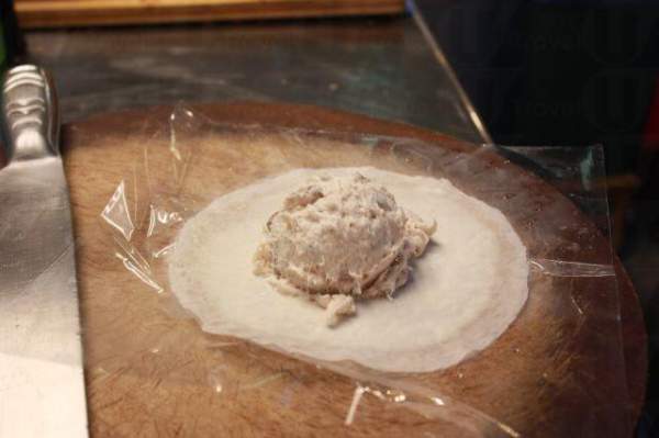 未經油炸的月亮蝦餅,造型有點像薄餅呢。 高雄