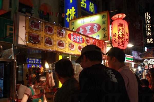 店外經常聚滿食客,可見其人氣之盛。 高雄