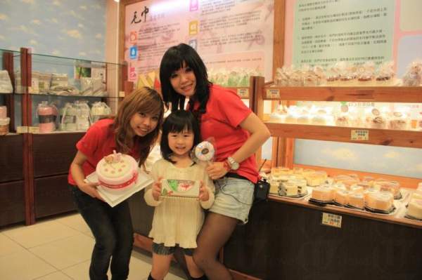 拿著毛巾 Cheese cake 一起say CHEESE!(關璇攝) 台灣其他