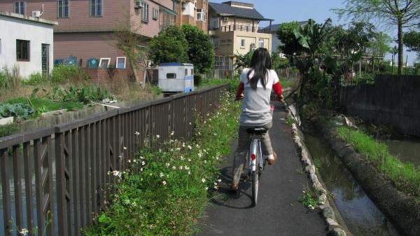 單車道沿途流水淙淙,鳥語花香,非常漂亮。<br /> 宜蘭