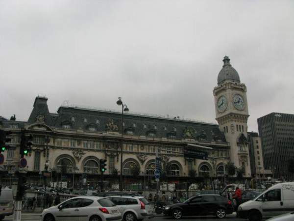 位於巴黎東邊的里昂火車站 ( Gare de Lyon ),有鐘樓的全景。 巴黎