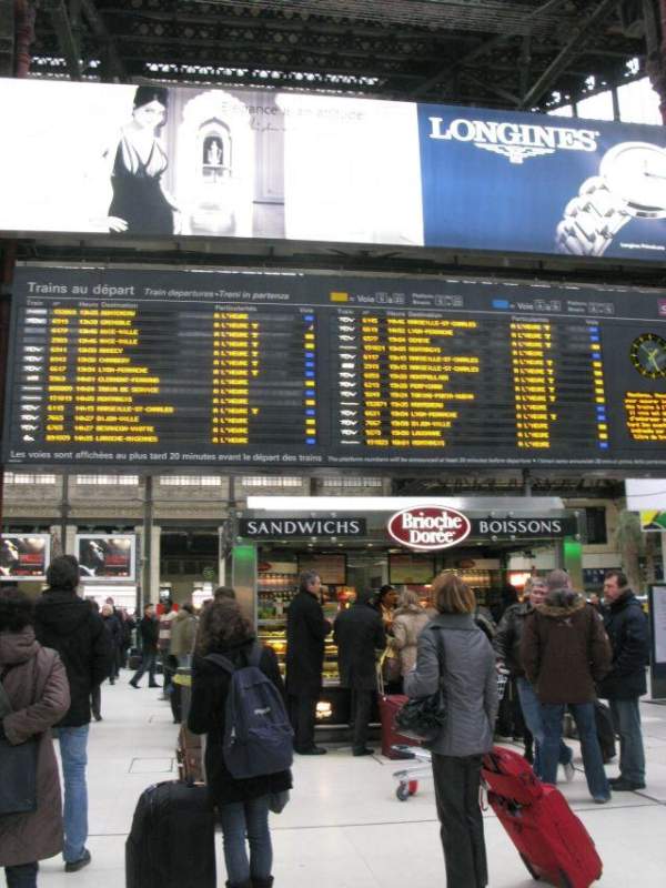 里昂火車站的候車大廳,多個鐵路的時間表也在這裡顯示。 巴黎