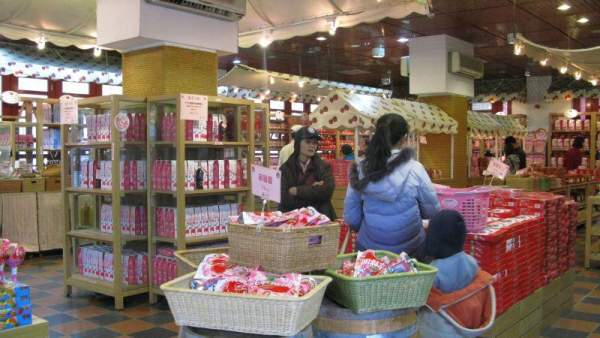 展售館內銷售的都是以草莓為原料製成的產品,如草莓香腸、草莓醋、草莓布丁等等。 苗栗