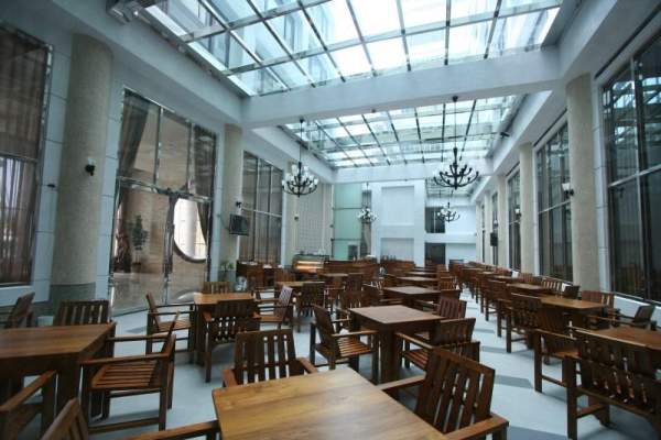酒店餐廳同樣用上玻璃天幕,引入一室自然光線。 澎湖