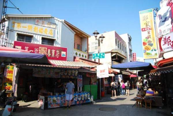 貴為「開台第一街」,商舖當然不會放過宣傳的機會。 台南