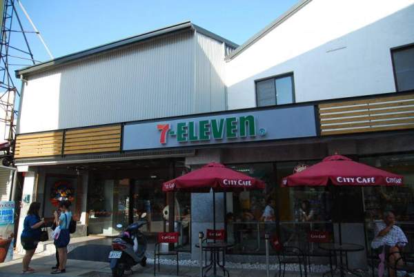「7-11」的王城分店,每天都吸引不少遊客到此一遊。 台南