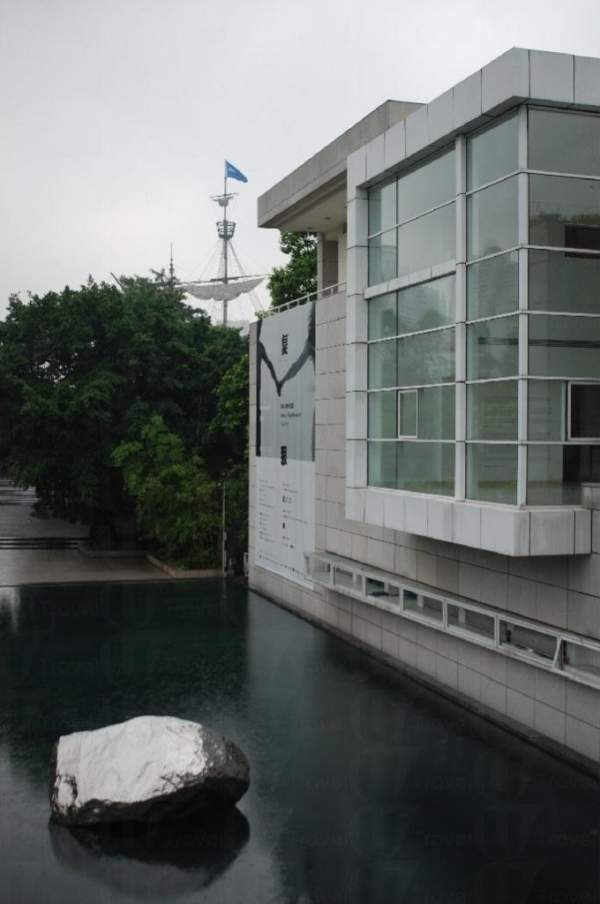 玻璃展館的設計把陽光引入室內。 深圳
