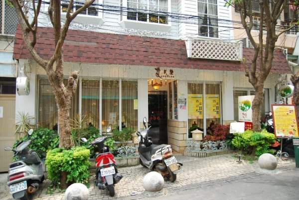 坐落在台中東海藝術街的艾凡里咖啡廳。 台中