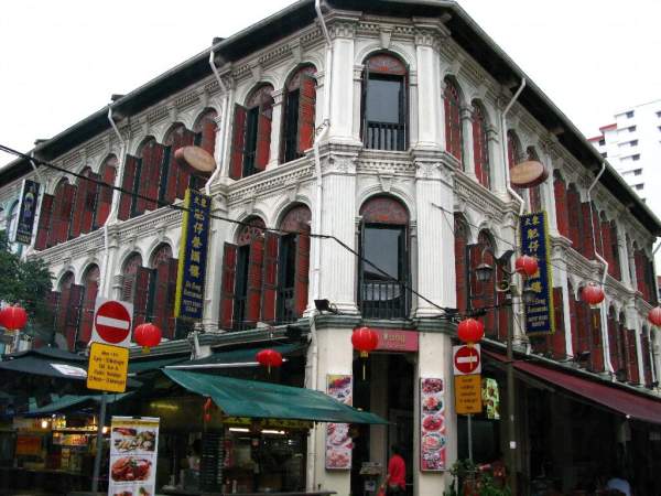 牛車水仍保留著大批古老的建築物和廟宇,充滿傳統風味。 新加坡