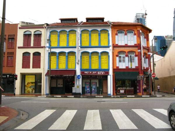 在牛車水隨處可見色彩繽紛的店屋。 新加坡