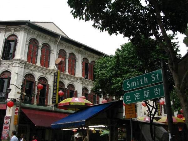 史密斯街是牛車水知名的露天美食街,也是嚐小吃、宵夜的好去處。 新加坡