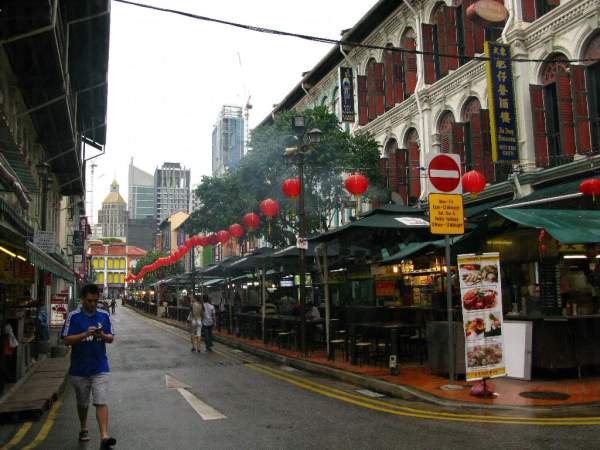 在史密斯街上可以品嚐各種風味小吃。<br /> 新加坡