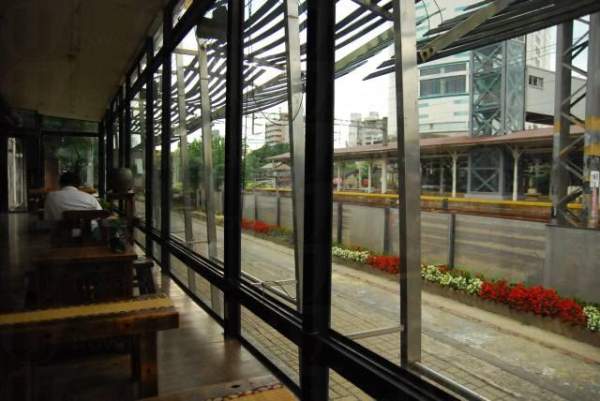 Artelier café 全面落地玻璃,空間寬敞明亮。 台中