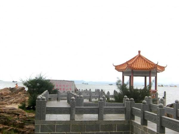 紀念公園內有一座蜿蜒的九曲橋,通向矗立在石灘上的紀念亭以及一塊雄偉的紀念碑。 深圳