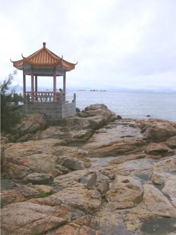 紀念亭面對洶湧的大海,紀念從此登船北撤的英勇義士。 深圳