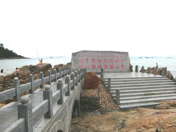 豎立在海邊,壯觀的紀念碑。 深圳