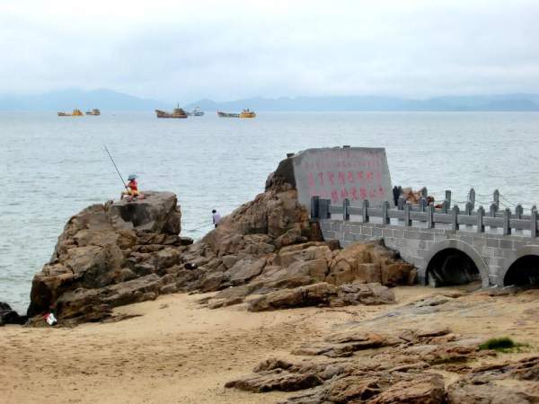 紀念公園位於隱秘幽靜的沙魚湧海灘。 深圳