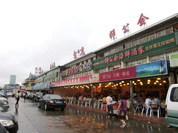 海鮮街內林立著十幾家大中型海鮮餐廳,全部都是三層小建築,頂層為海景露台,無敵海景盡收眼底。 深圳