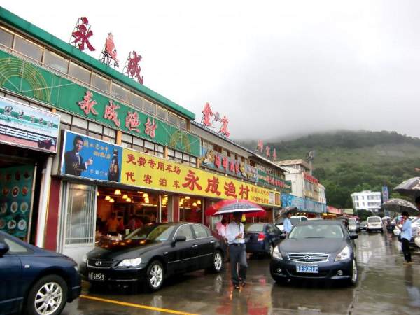 即使是下雨天,亦有不少顧客專門驅車前來。 深圳