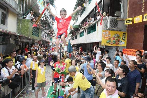長洲每年均會舉辦盛大的太平清醮,吸引大批人士慕名參觀,熱鬧非常。 香港