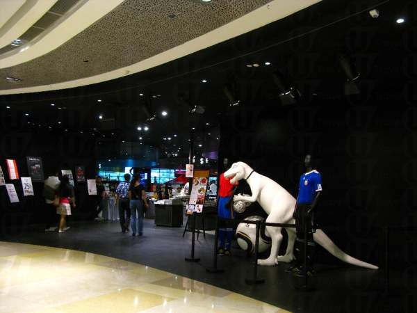 Prologue 的正門擺設了一座白色的恐龍雕塑,不知能否吸引小孩駐足參觀? 新加坡