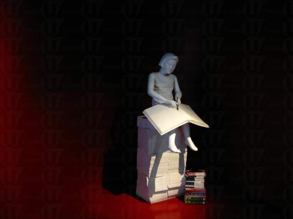 Prologue 有一個正在閱讀的女孩塑像,她閱讀數量會否勝過眾書蟲? 新加坡