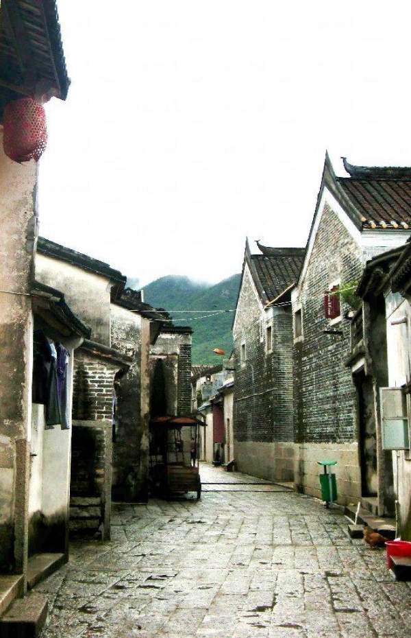 穿過南城樓的拱門進入老城,小路的兩旁列著一排古老建築,青磚白瓦的斜頂小樓,高低錯落,相互依偎。 深圳