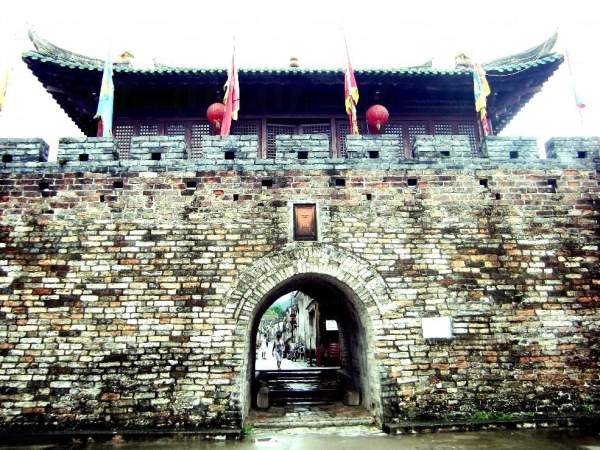 大鵬所城的最雄偉壯觀的南門城樓,經歷了 600 年的風雨洗禮,依舊屹立不倒,現已成為景點正門。 深圳
