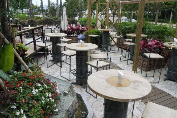 露天 Bar 檯讓來賓暢飲一番。 香港