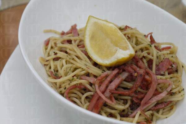 意大利煙燻辣肉意粉配上了橄欖油,十分惹味。 香港