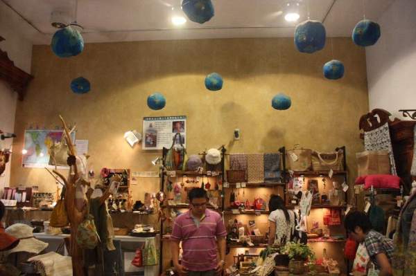 地球樹店內的天花板懸掛着七個地球布偶,不知是否表示「天下四海一家」之意 ? 台北
