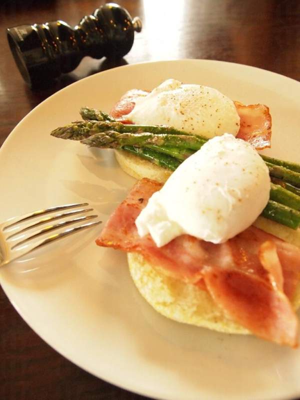 煙肉配上 Egg Benedict 是最美味的早餐。 二世古