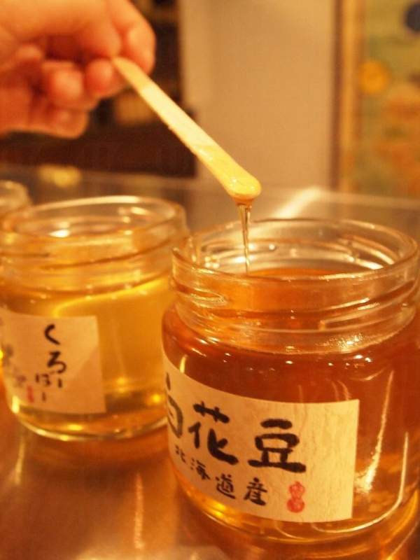 J Sekka 有來自北海道各地運來的蜜糖出售,價錢合理,每罐約 800 日圓。 二世古