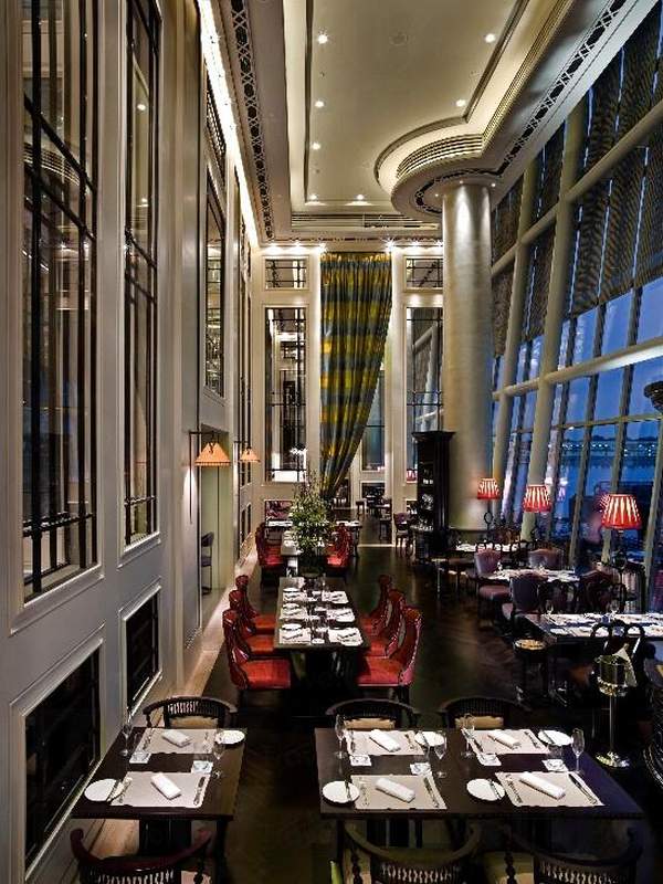 閒暇時不妨約三五知己到酒店內餐館細味美食與風景。 新加坡