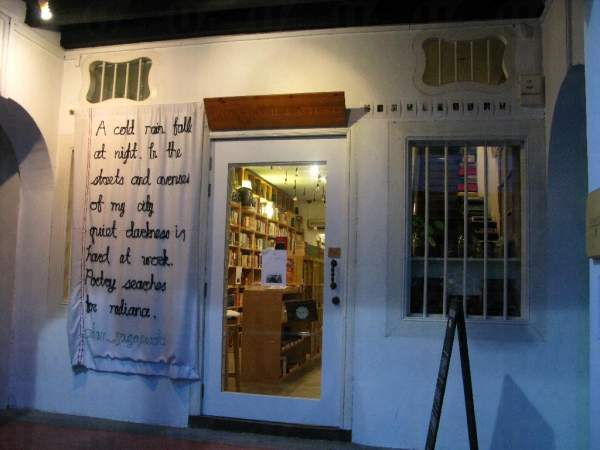 Books Actually 的白色大門洋溢着歐洲的風味,令人駐足而觀。 新加坡