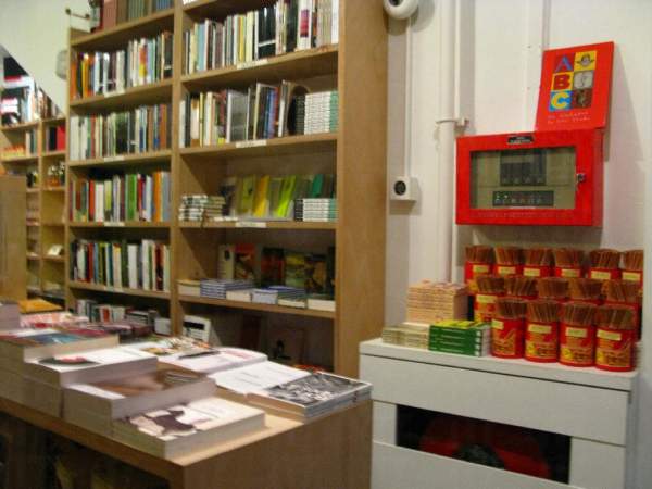 Books Actually 的簡單裝潢令當中的書籍精品更見突出。 新加坡