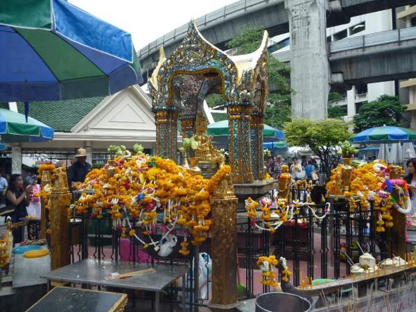 相傳四面佛最喜歡花串,故此神像四周佈滿信眾所奉獻的鮮花。(相片來源:Clara Lee) 曼谷